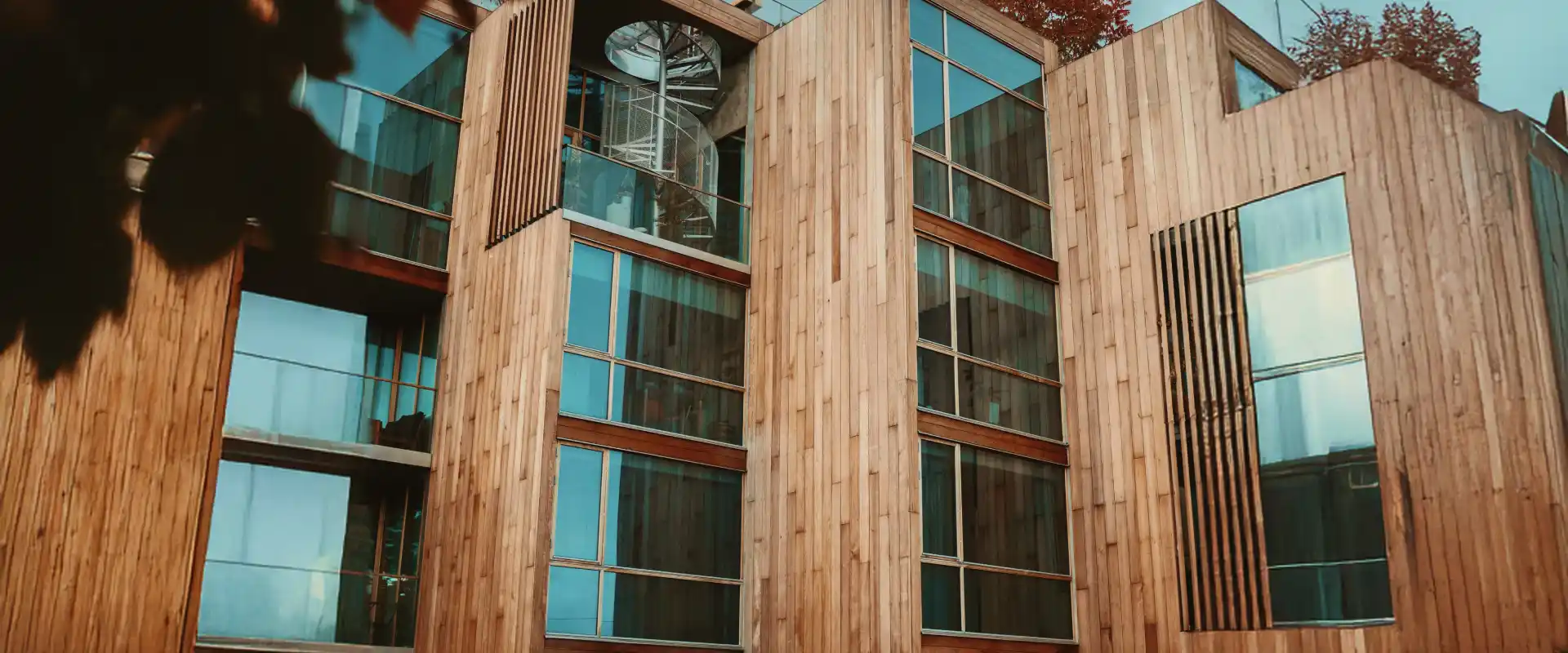 Un bâtiment d'entreprise construit en centre ville par Trähus. Il mêle le charme et la chaleur que procure une construction en bois sans dénaturer l'aspect d'un bâtiment urbain.